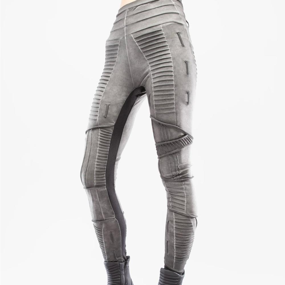 NWOT DEMOBAZA leggings size medium grey.
